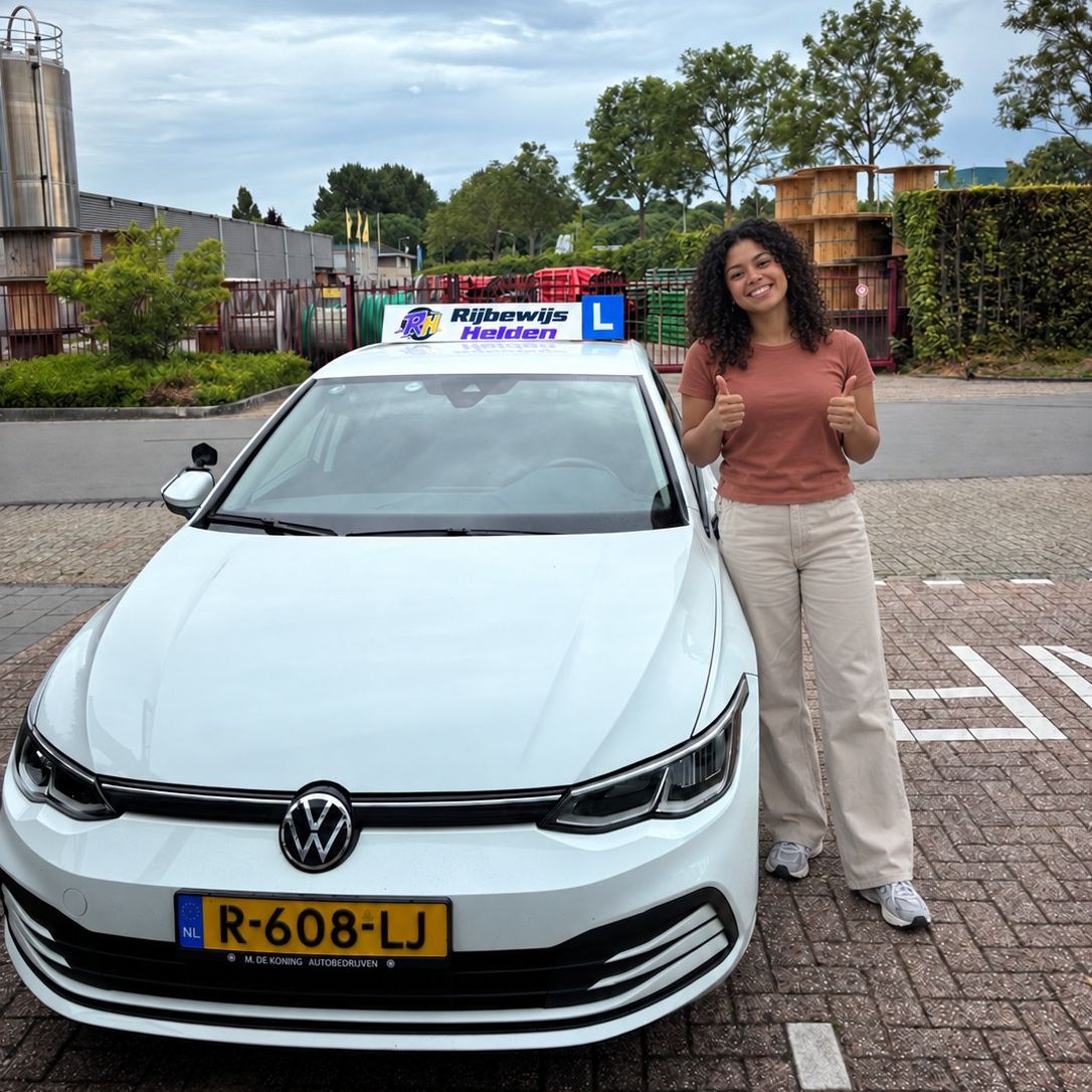 Geslaagd bij Rijbewijs Helden Geslaagd bij beste rijschool Dordrecht, de rijschool specialist met transaparante communicatie.